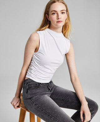 E agora esta blusa feminina sem mangas com decote falso e franzido lateral, branca, tamanho médio