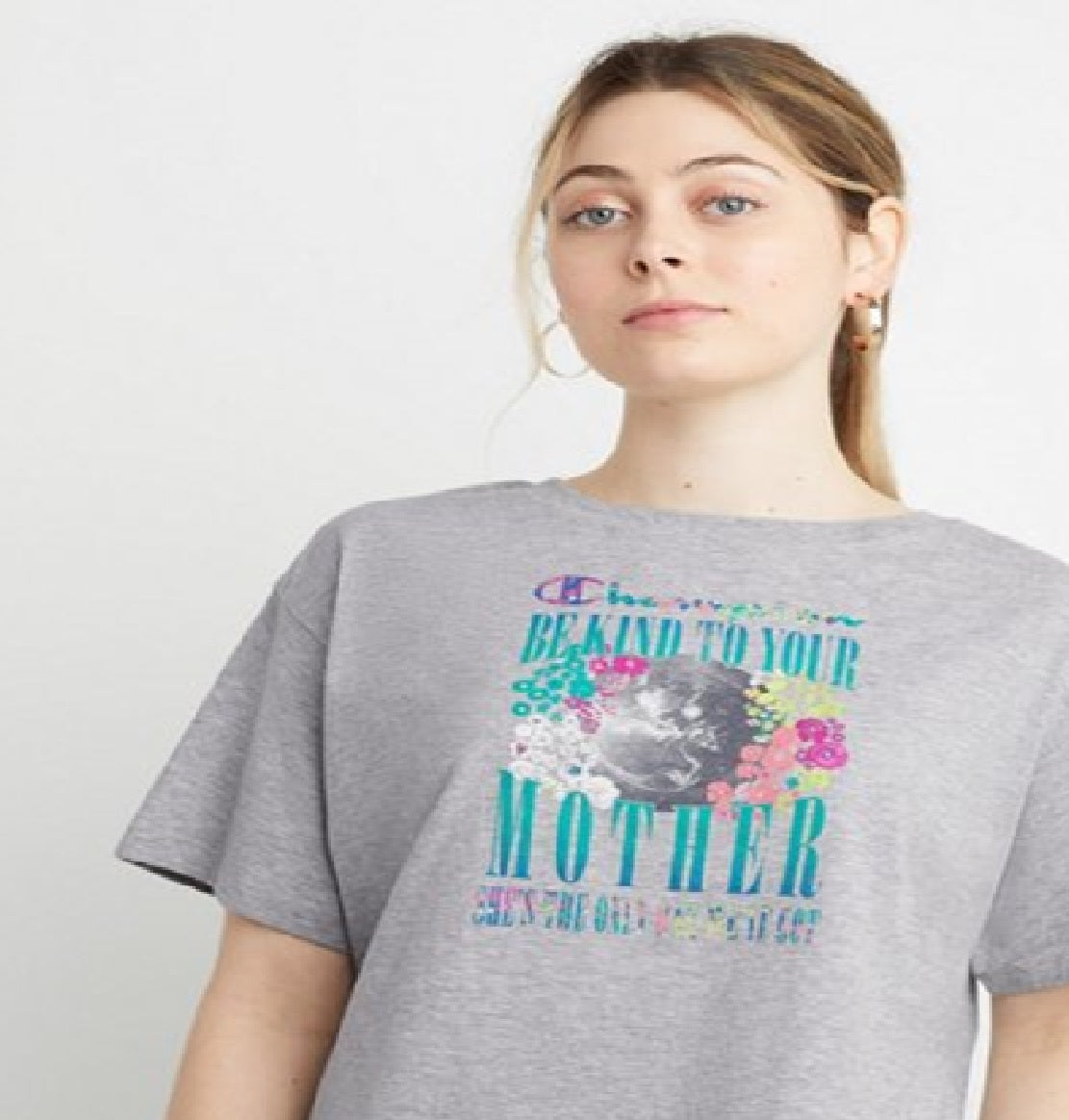 Camiseta feminina Champion Graphic Cropped manga curta cinza tamanho grande