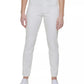 Calça skinny feminina Calvin Klein com bolsos elásticos, branca, tamanho 6