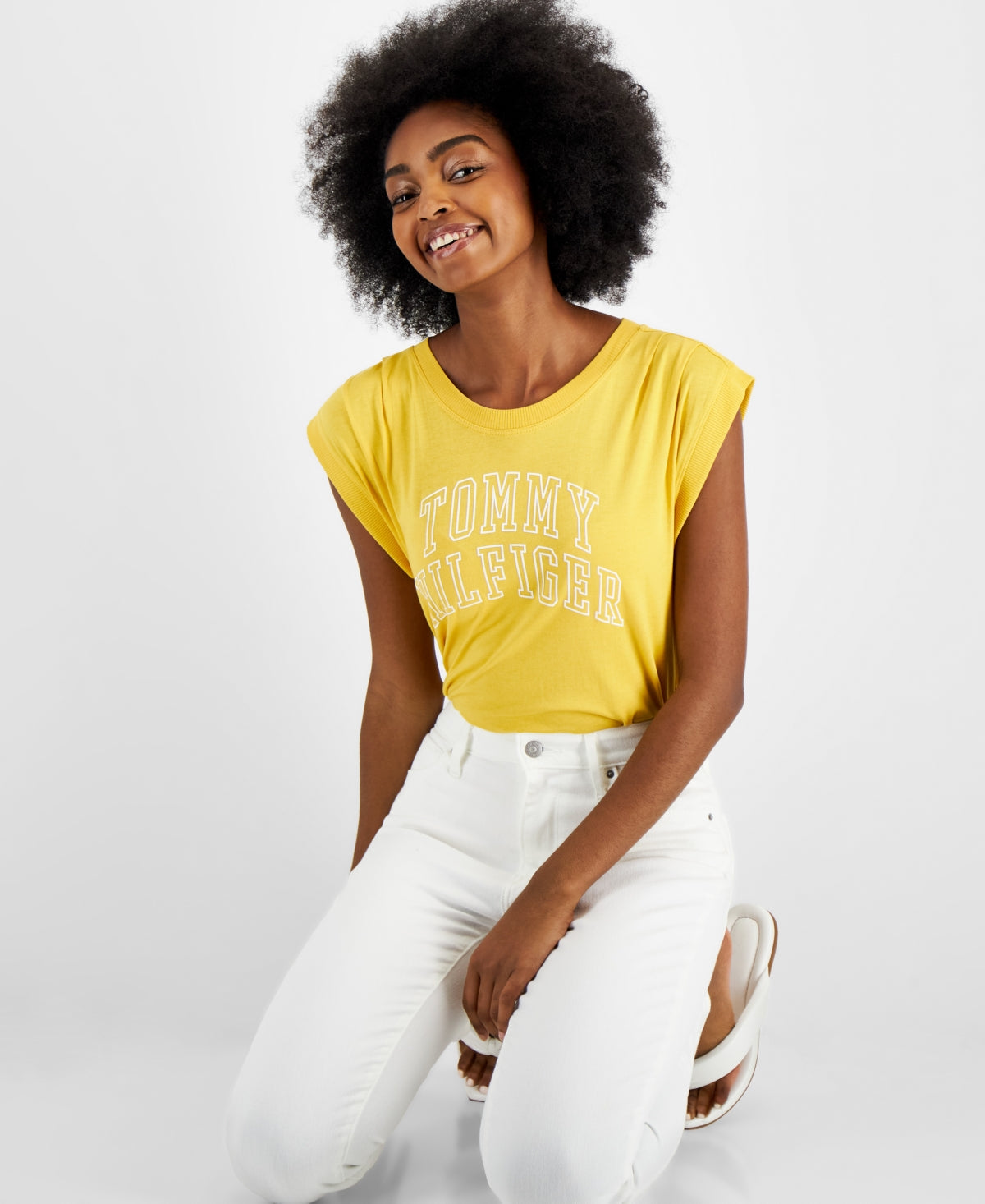 Camiseta Tommy Hilfiger Feminina Sem Mangas com Logo e Manga Curta, Amarela, Tamanho X-G