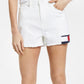 Shorts jeans feminino Tommy Jeans com estampa de bandeira e cintura alta, branco, tamanho 29