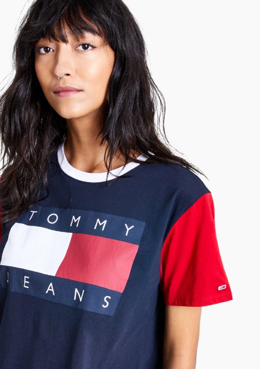 Camiseta Tommy Jeans Feminina Cropped de Algodão Colorblocked com Bandeira Azul Tamanho X-G