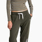 Calça jogger feminina Tommy Jeans com logo linear verde, tamanho extragrande