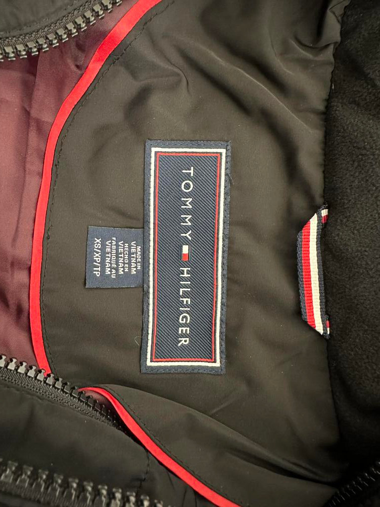 Casaco acolchoado com capuz e acabamento em pele sintética Tommy Hilfiger feminino, preto, tamanho X-S