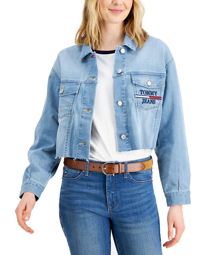 Jaqueta jeans estilo caminhoneiro Tommy Jeans feminina com bainha desfiada e bolso com logotipo, azul, tamanho médio