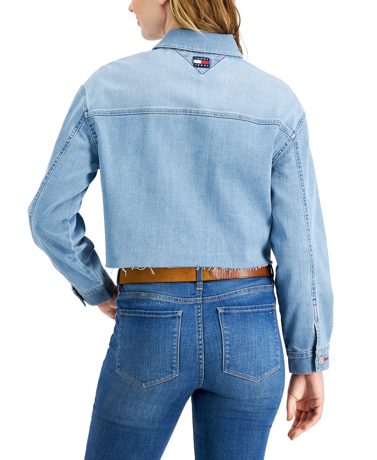 Jaqueta jeans estilo caminhoneiro Tommy Jeans feminina com bainha desfiada e bolso com logotipo, azul, tamanho médio