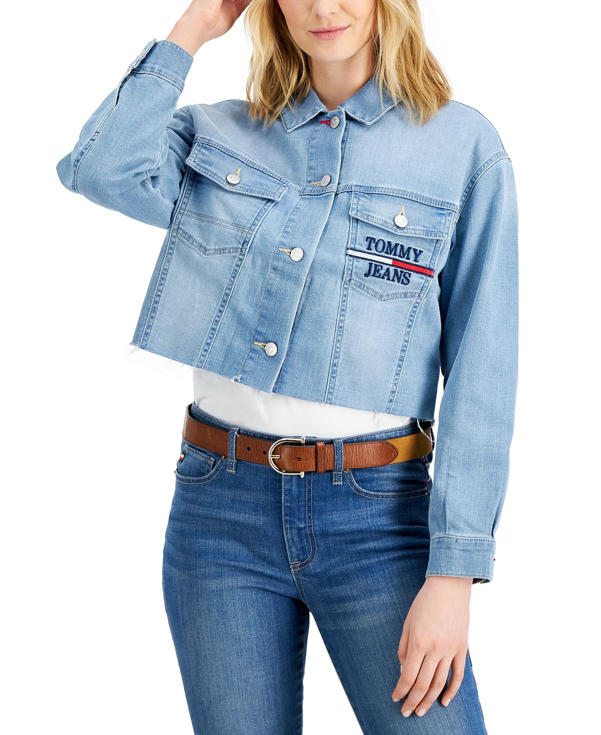 Jaqueta jeans estilo caminhoneiro Tommy Jeans feminina com bainha desfiada e bolso com logotipo, azul, tamanho médio