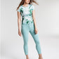 Camiseta feminina GUESS com estampa de mármore e logotipo, verde, tamanho médio