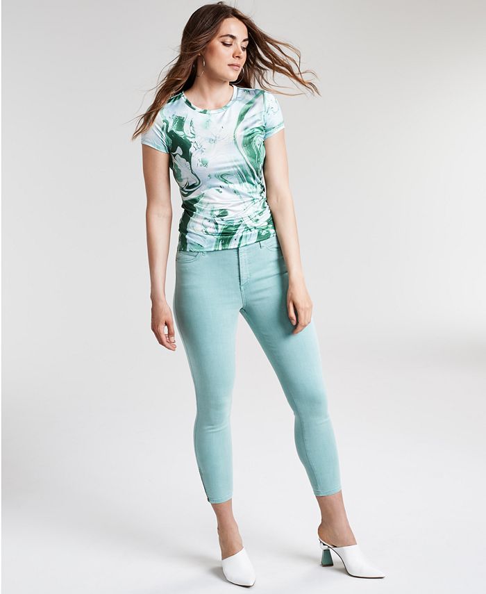 Camiseta feminina GUESS com estampa de mármore e logotipo, verde, tamanho médio