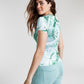 Camiseta feminina GUESS com estampa de mármore e logotipo, verde, tamanho médio