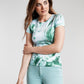 Camiseta feminina GUESS com estampa de mármore e logotipo, verde, tamanho médio