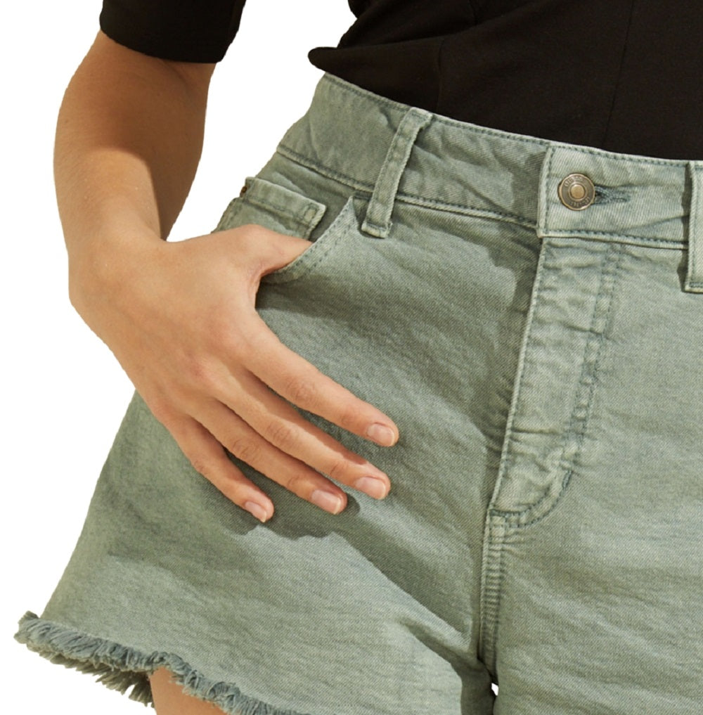 Shorts jeans feminino GUESS com zíper elástico, bolsos, bainha desfiada, cintura alta, tamanho 29, verde