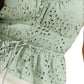 Blusa feminina GUESS com ilhós trançados, franzida, abotoada, sem mangas, decote redondo, verde, tamanho médio