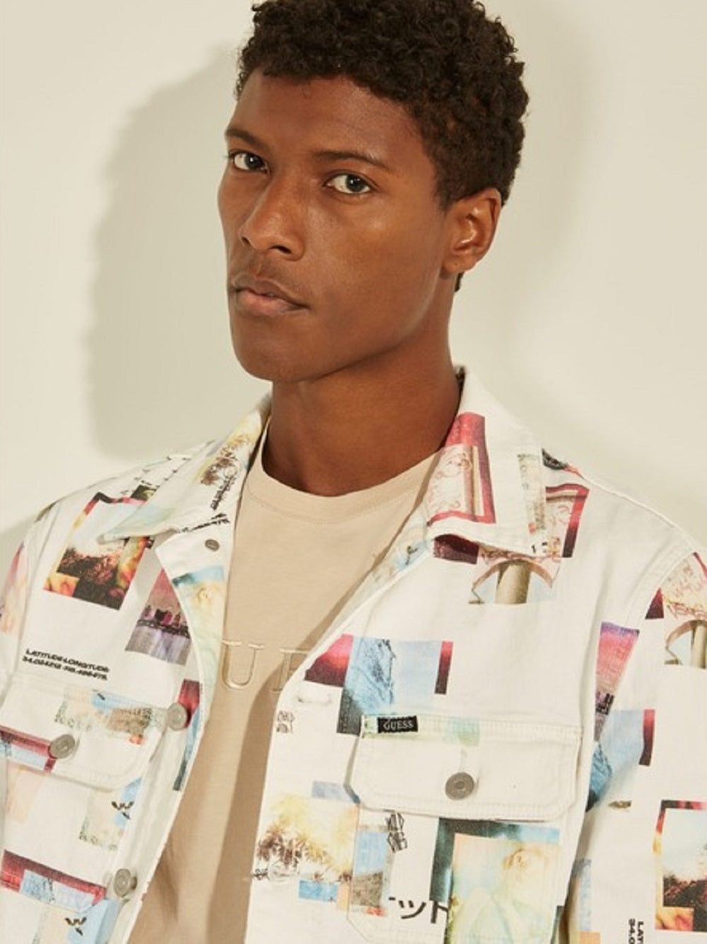 Jaqueta jeans masculina com estampa de colagem GUESS, branca, tamanho grande