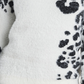 Suéter felpudo feminino Vince Camuto com estampa animal e jacquard, branco, tamanho extrapequeno