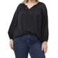 Blusa feminina Vince Camuto de cetim com babados e decote em V, preta, tamanho 1X