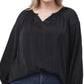 Blusa feminina Vince Camuto de cetim com babados e decote em V, preta, tamanho 2X