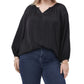 Blusa feminina Vince Camuto de cetim com babados e decote em V, preta, tamanho 2X