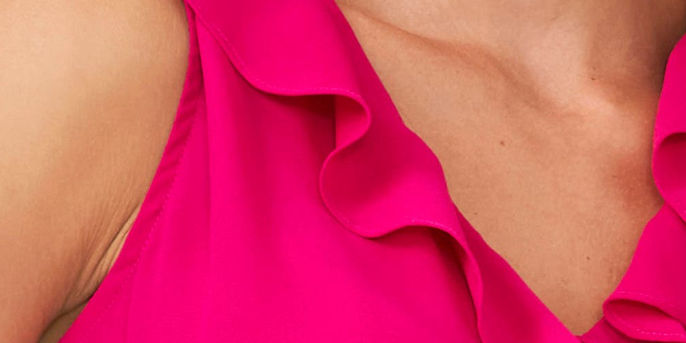 Blusa feminina Vince Camuto com decote em V e mangas bufantes, cor georgette, rosa, tamanho M