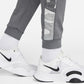 Calça de treino Nike Camo Swoosh masculina, cinza, tamanho médio