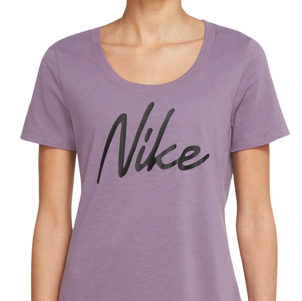 Camiseta Nike Dri Fit Script Logo Training Feminina Roxa Tamanho Grande
