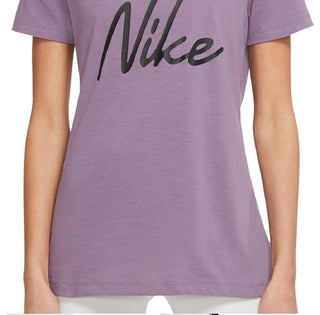 Camiseta Nike Dri Fit Script Logo Training Feminina Roxa Tamanho Grande