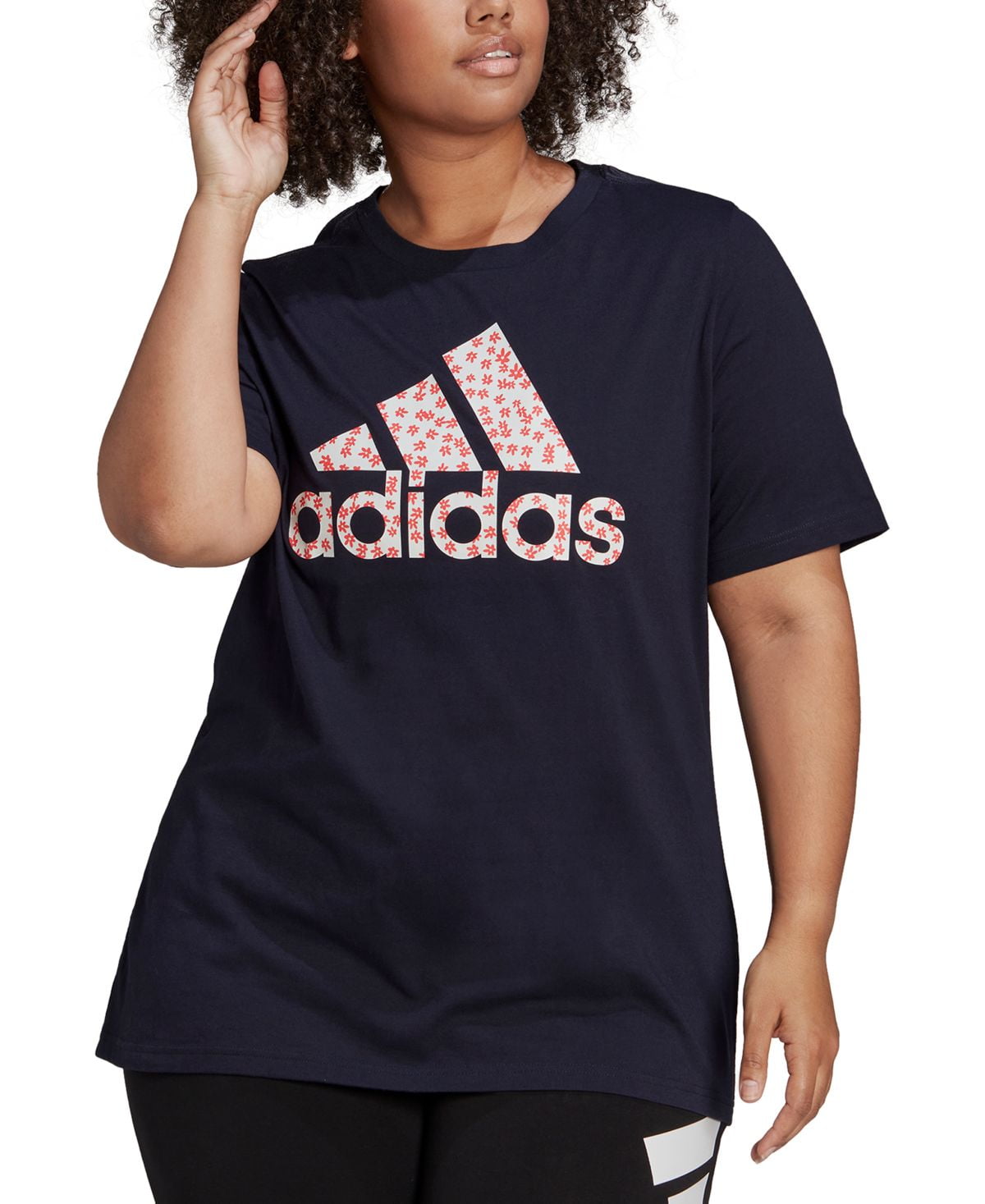 Camiseta feminina com estampa floral e logo da Adidas tamanho grande