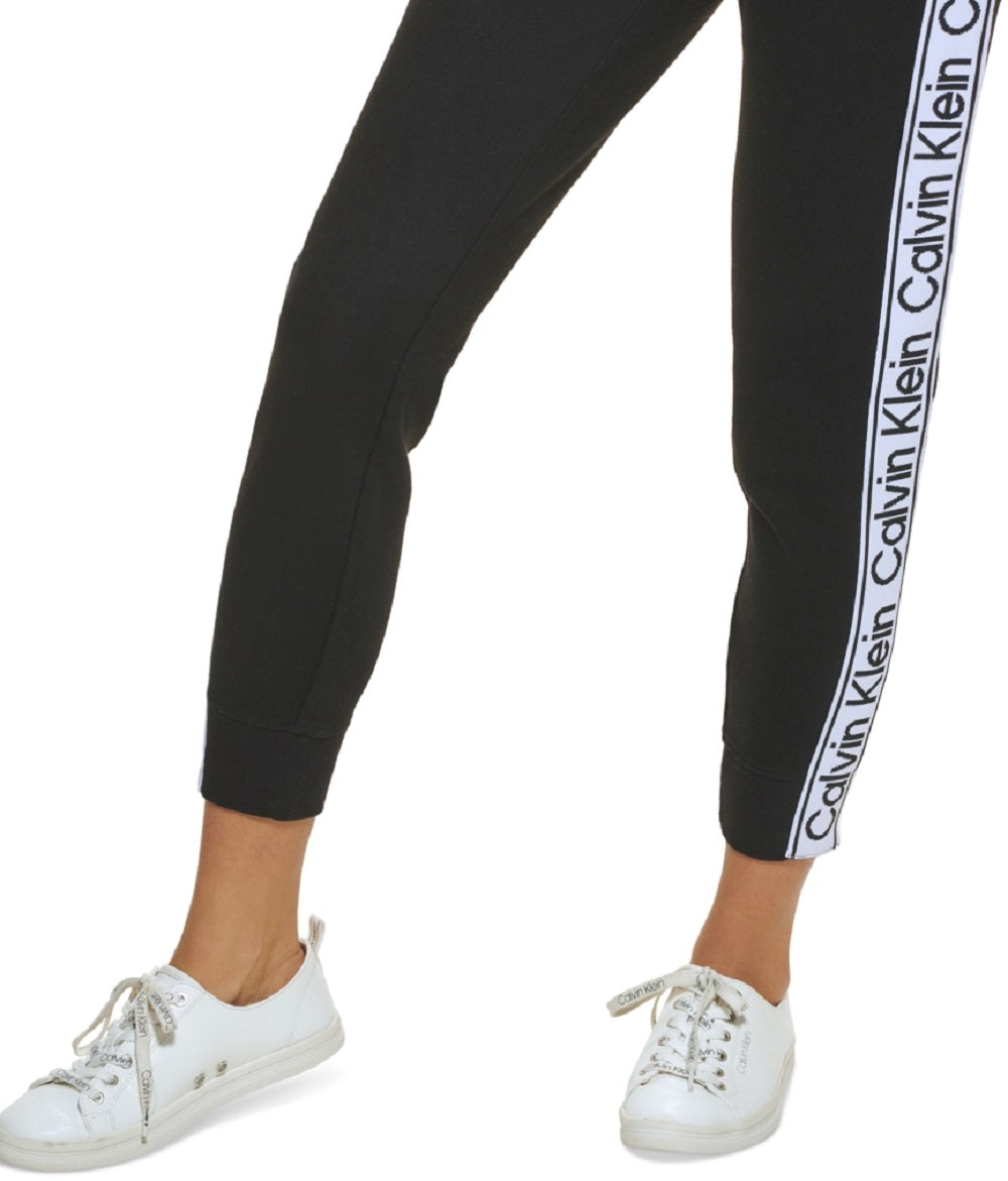 Calça jogger feminina Calvin Klein com logo e fita preta, tamanho extragrande