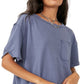 Camiseta feminina Free People Care FP com bolso grande, azul, tamanho X-S