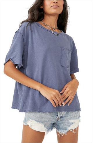 Camiseta feminina Free People Care FP com bolso grande, azul, tamanho X-S