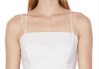 Regata com recorte e alças finas em branco tamanho médio