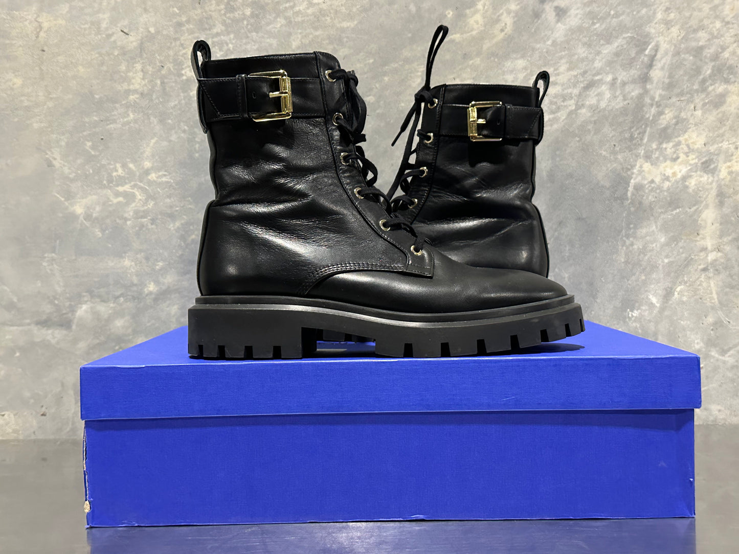 Stuart Weitzman Botas de combate femininas com sola ultra lug e fivela, pretas, tamanho 9 M