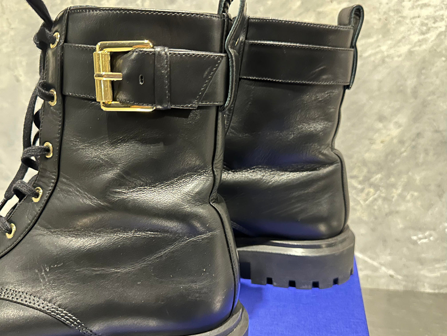 Stuart Weitzman Botas de combate femininas com sola ultra lug e fivela, pretas, tamanho 9 M