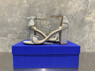 Sandálias de salto alto femininas Stuart Weitzman com detalhe de laço quase nude, cinza, tamanho 7 M