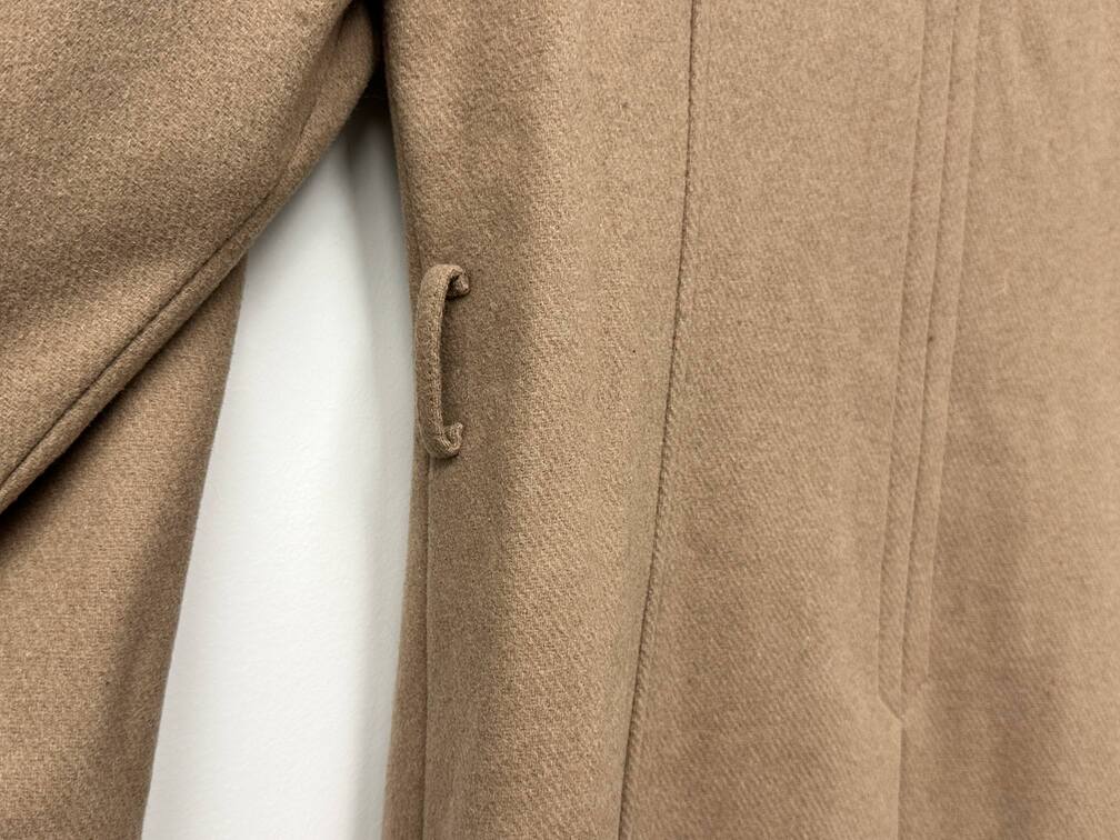 Casaco longo feminino Vince Camuto com cinto de corrente marrom tamanho P