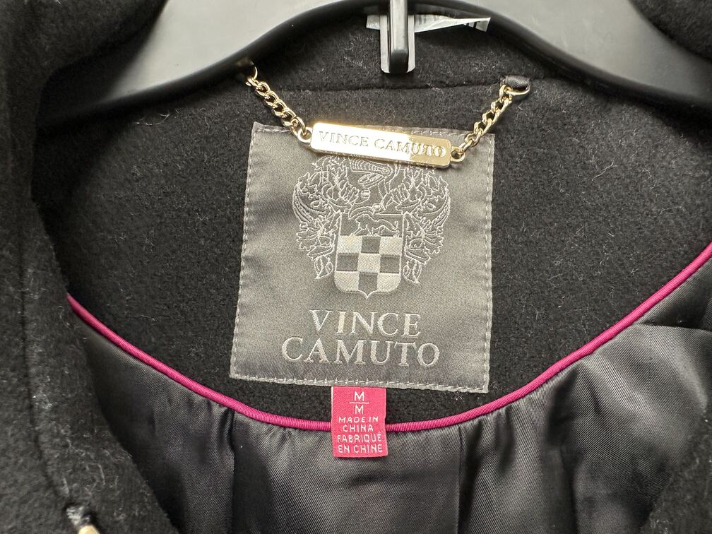 Casaco longo feminino Vince Camuto com cinto e corrente, preto, tamanho médio