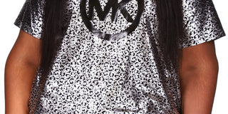 Camiseta feminina Michael Kors com estampa de logotipo metálico, cinza, tamanho 3X