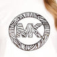 Camiseta feminina Michael Kors com estampa de logotipo e pingente, branca