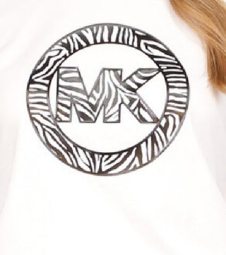 Camiseta feminina Michael Kors com estampa de logotipo e pingente, branca