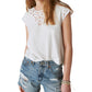 Camiseta feminina Lucky Brand com detalhe de renda e manga dolman, branca, tamanho grande