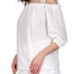 Blusa feminina Michael Kors com ilhós e punhos elásticos transparentes, manga 3/4, ombro de fora, branca, tamanho médio