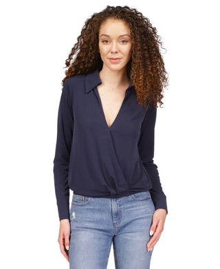 Blusa feminina Michael Kors com gola cruzada, azul