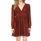 Vestido curto Michael Kors com estampa de cobra e manga comprida, vermelho