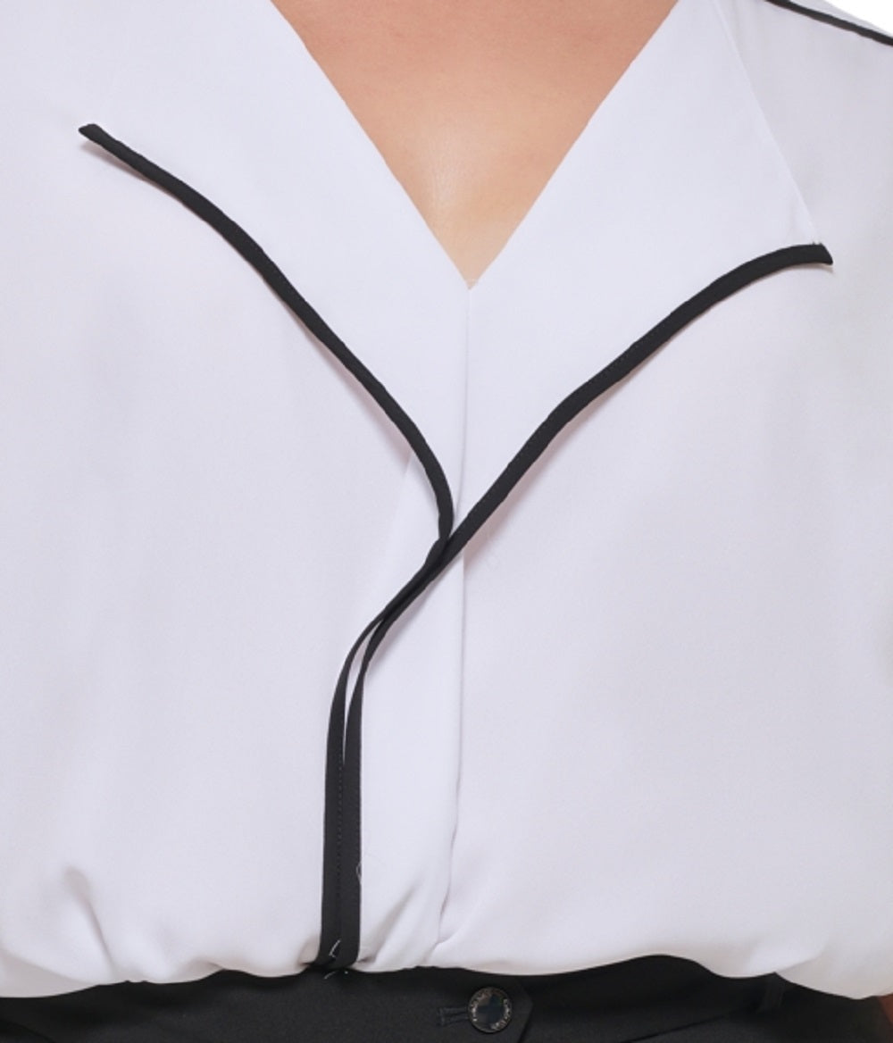 Blusa Calvin Klein Feminina Plus Size com Acabamento em Contraste e Gola V Branca Tamanho 2X