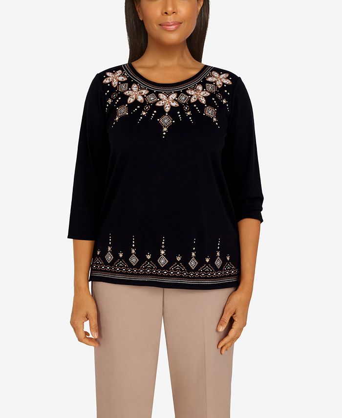 Blusa feminina Alfred Dunner com apliques florais e jugo, preta, tamanho pequeno médio