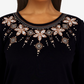 Blusa feminina Alfred Dunner com apliques florais e jugo, preta, tamanho pequeno médio