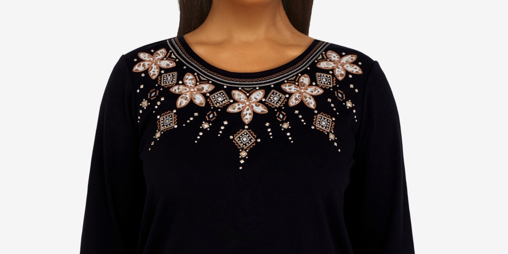 Blusa feminina Alfred Dunner com apliques florais e jugo, preta, tamanho pequeno médio