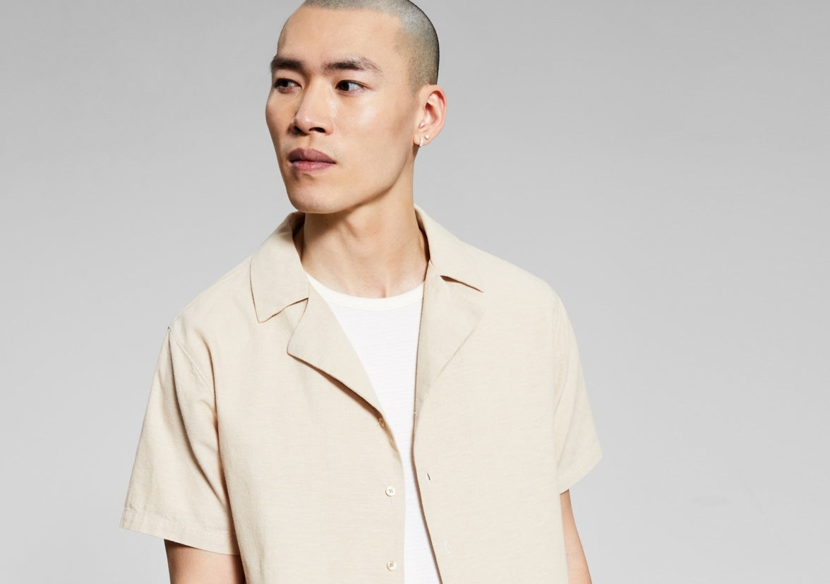 E agora esta camisa masculina listrada de linho com gola de acampamento marrom tamanho extragrande