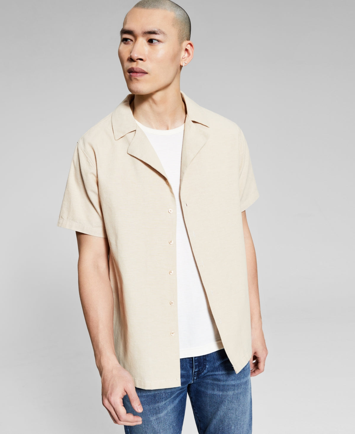 E agora esta camisa masculina listrada de linho com gola de acampamento marrom tamanho extragrande