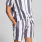 | E agora este short masculino listrado com cordão e ajuste relaxado, cinza, tamanho M